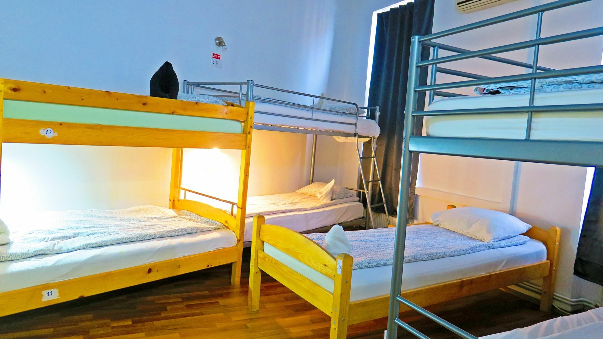 The Evil Clown Hostel Брашов Екстер'єр фото