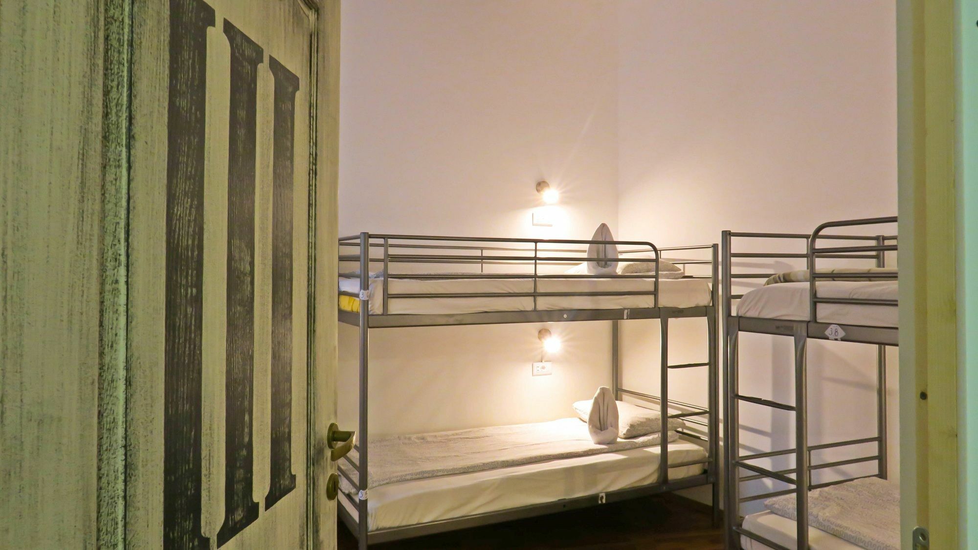 The Evil Clown Hostel Брашов Екстер'єр фото