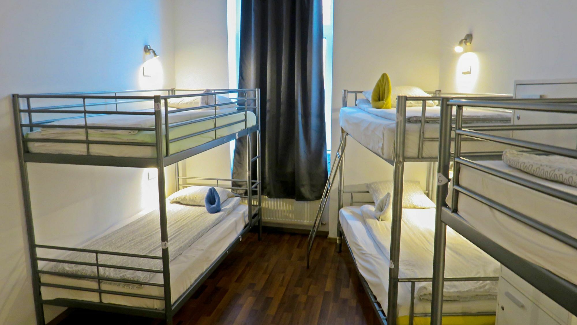 The Evil Clown Hostel Брашов Екстер'єр фото