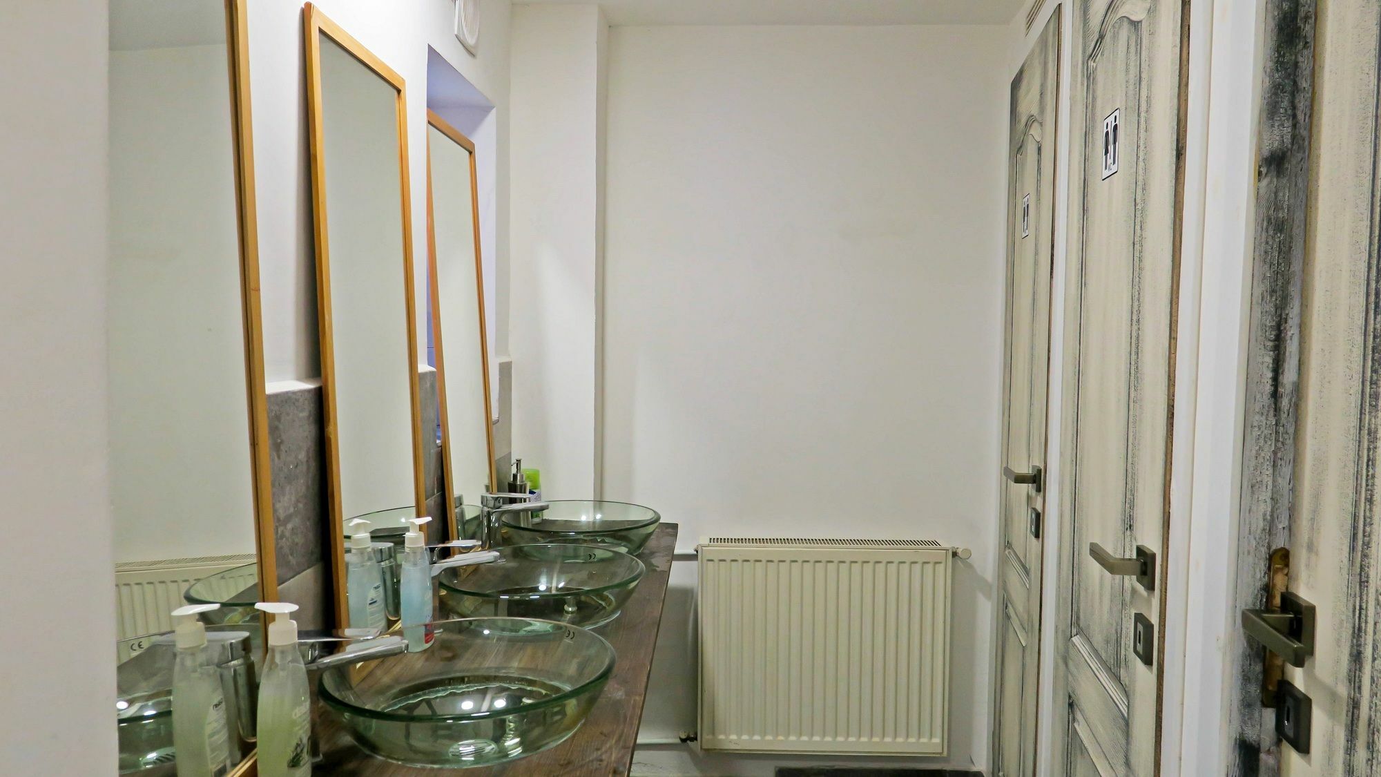 The Evil Clown Hostel Брашов Екстер'єр фото